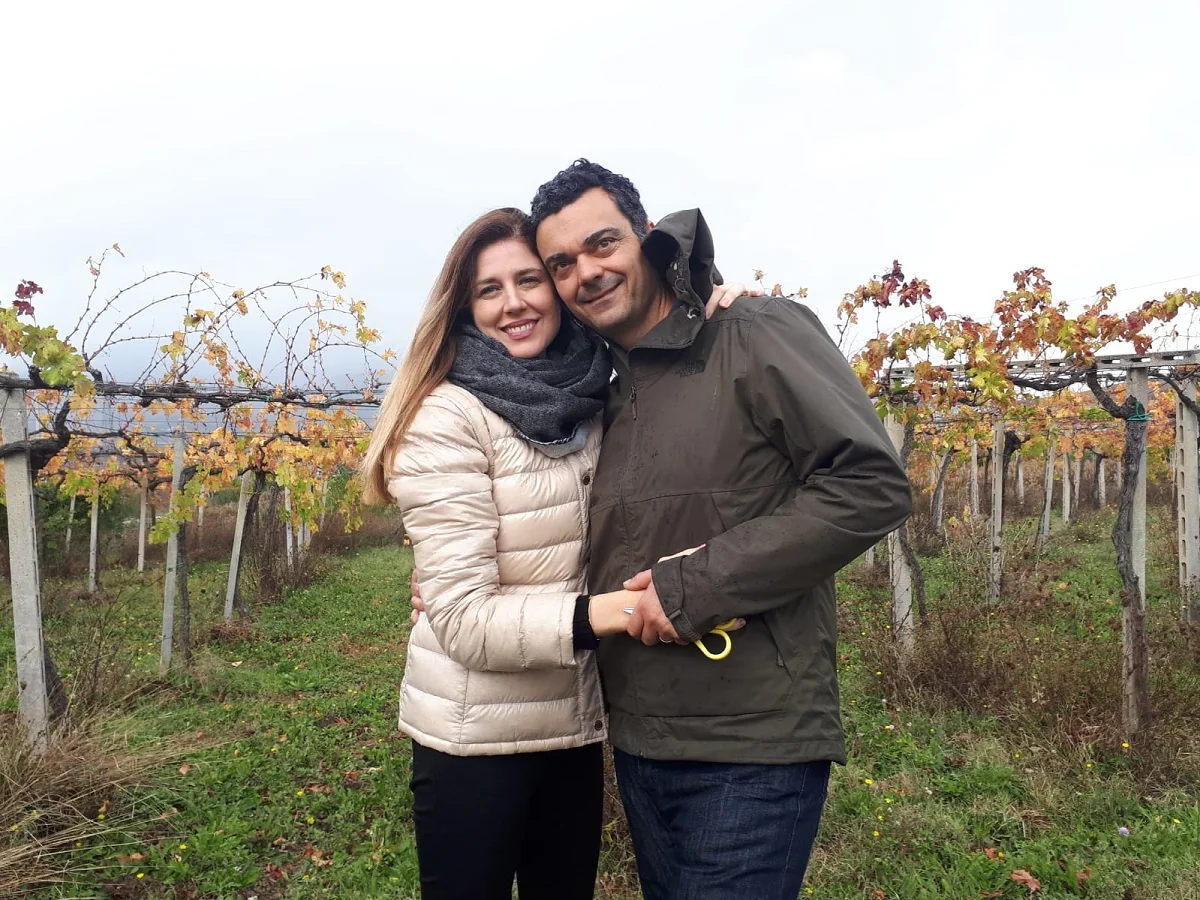 Giuliano Pettinella e Francesca nel vigneto di Montepulciano d'Abruzzo